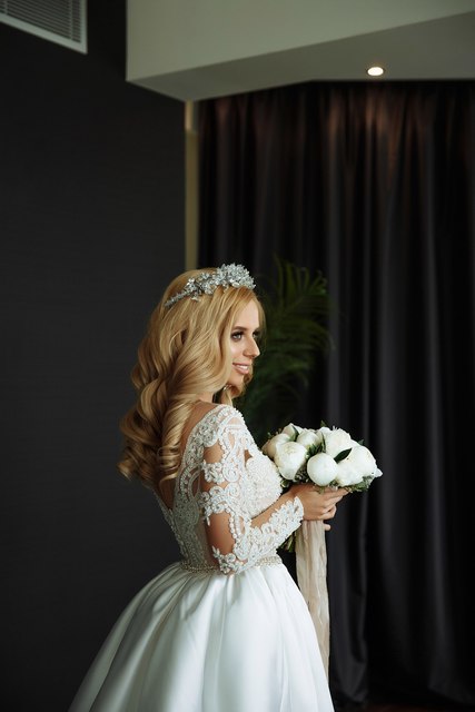 С аксессуарами / Цветами / Фатой, Распущенные, Волны, Локоны / Локоны на один бок от Свадебный стилист и визажист Ольга Фирсова 2