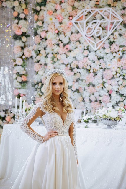 С аксессуарами / Цветами / Фатой, Распущенные, Волны, Локоны / Локоны на один бок от Свадебный стилист и визажист Ольга Фирсова 3