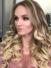 Волны, Локоны / Локоны на один бок, Распущенные от Свадебный стилист и визажист Ольга Фирсова 1