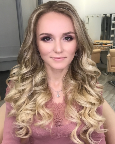 Распущенные, Волны, Локоны / Локоны на один бок от Свадебный стилист и визажист Ольга Фирсова 2