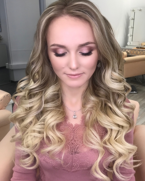 Распущенные, Волны, Локоны / Локоны на один бок от Свадебный стилист и визажист Ольга Фирсова 3