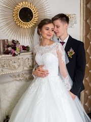 Высокие / Собранные, Локоны / Локоны на один бок, Пучок, С аксессуарами / Цветами / Фатой, С плетением от Свадебный стилист и визажист Ольга Фирсова 1