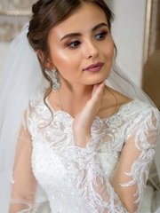 Высокие / Собранные, Локоны / Локоны на один бок, Пучок, С аксессуарами / Цветами / Фатой, С плетением от Свадебный стилист и визажист Ольга Фирсова 2