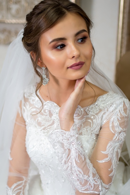 Высокие / Собранные, С аксессуарами / Цветами / Фатой, Пучок, С плетением, Локоны / Локоны на один бок от Свадебный стилист и визажист Ольга Фирсова 2