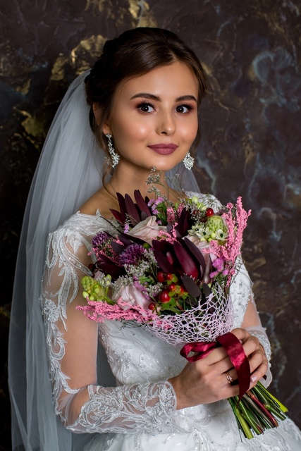 Высокие / Собранные, С аксессуарами / Цветами / Фатой, Пучок, С плетением, Локоны / Локоны на один бок от Свадебный стилист и визажист Ольга Фирсова 3