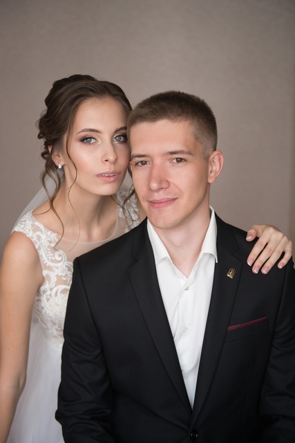 Высокие / Собранные, Локоны / Локоны на один бок, С аксессуарами / Цветами / Фатой, С плетением от Свадебный стилист и визажист Ольга Фирсова 1