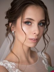 Высокие / Собранные, Локоны / Локоны на один бок, С аксессуарами / Цветами / Фатой, С плетением от Свадебный стилист и визажист Ольга Фирсова 2