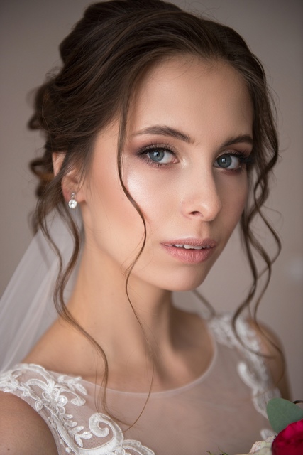 Высокие / Собранные, С аксессуарами / Цветами / Фатой, С плетением, Локоны / Локоны на один бок от Свадебный стилист и визажист Ольга Фирсова 2