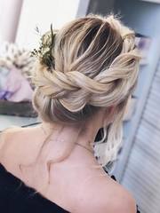 Высокие / Собранные, С аксессуарами / Цветами / Фатой, С плетением от Свадебный стилист и визажист Ольга Фирсова 1