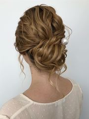Высокие / Собранные, Локоны / Локоны на один бок, Пучок, С аксессуарами / Цветами / Фатой от Свадебный стилист и визажист Ольга Фирсова 1