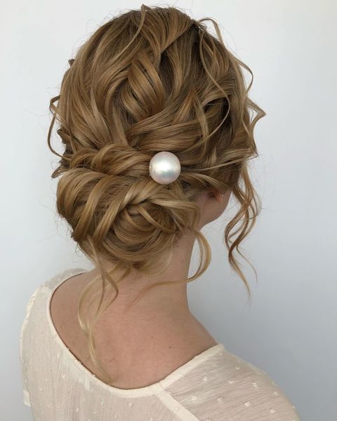 Высокие / Собранные, С аксессуарами / Цветами / Фатой, Пучок, Локоны / Локоны на один бок от Свадебный стилист и визажист Ольга Фирсова 2