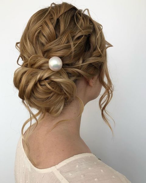 Высокие / Собранные, С аксессуарами / Цветами / Фатой, Пучок, Локоны / Локоны на один бок от Свадебный стилист и визажист Ольга Фирсова 3