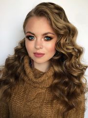Волны, Локоны / Локоны на один бок, Распущенные от Свадебный стилист и визажист Ольга Фирсова 1