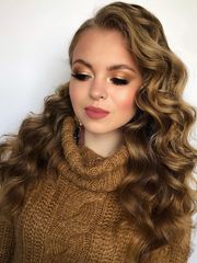 Волны, Локоны / Локоны на один бок, Распущенные от Свадебный стилист и визажист Ольга Фирсова 2