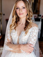 Волны, Локоны / Локоны на один бок, Распущенные, С аксессуарами / Цветами / Фатой от Свадебный стилист Анна Кулакова 1