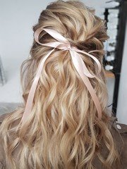 Волны, Высокие / Собранные, Локоны / Локоны на один бок, С аксессуарами / Цветами / Фатой от Свадебный стилист Анна Кулакова 1