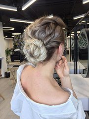 Высокие / Собранные, Пучок, С плетением от Свадебный стилист Анна Кулакова 1