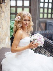 Волны, Локоны / Локоны на один бок, С аксессуарами / Цветами / Фатой от Свадебный стилист Анна Кулакова 1