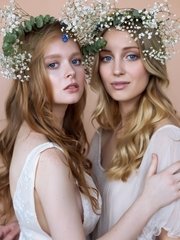 Волны, Локоны / Локоны на один бок, Распущенные, С аксессуарами / Цветами / Фатой от Свадебный стилист Анна Кулакова 1