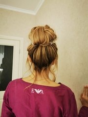 Высокие / Собранные, Локоны / Локоны на один бок, Пучок, С аксессуарами / Цветами / Фатой от Свадебный стилист Анна Кулакова 1