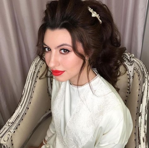 Высокие / Собранные, С аксессуарами / Цветами / Фатой от Anastasiya beverly hills 1