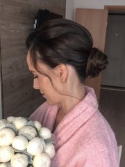 Локоны / Локоны на один бок, Пучок от Свадебный стилист-визажист Дарья Бачурина 1