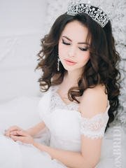Локоны / Локоны на один бок, Распущенные, С аксессуарами / Цветами / Фатой от Салон красоты iconBRIDE 1