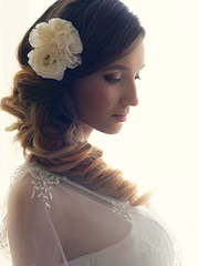 Локоны / Локоны на один бок, С аксессуарами / Цветами / Фатой от Салон красоты iconBRIDE 2