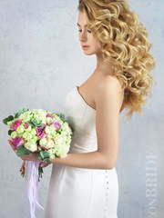 Локоны / Локоны на один бок, С аксессуарами / Цветами / Фатой от Салон красоты iconBRIDE 2