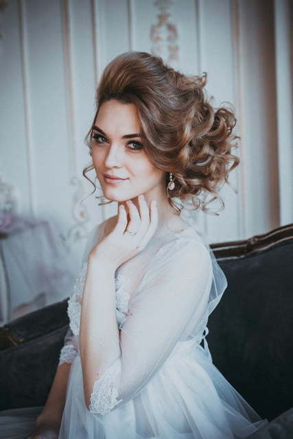 Высокие / Собранные, С аксессуарами / Цветами / Фатой, Локоны / Локоны на один бок от Свадебный стилист Simonova Anna 2