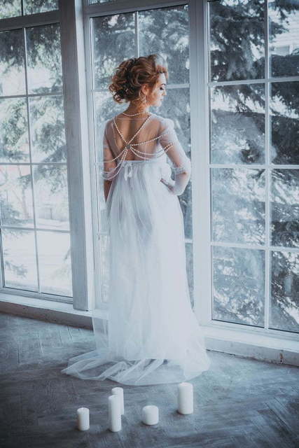 Высокие / Собранные, С аксессуарами / Цветами / Фатой, Локоны / Локоны на один бок от Свадебный стилист Simonova Anna 3