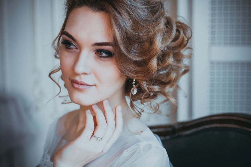 Высокие / Собранные, С аксессуарами / Цветами / Фатой, Локоны / Локоны на один бок от Свадебный стилист Simonova Anna 4