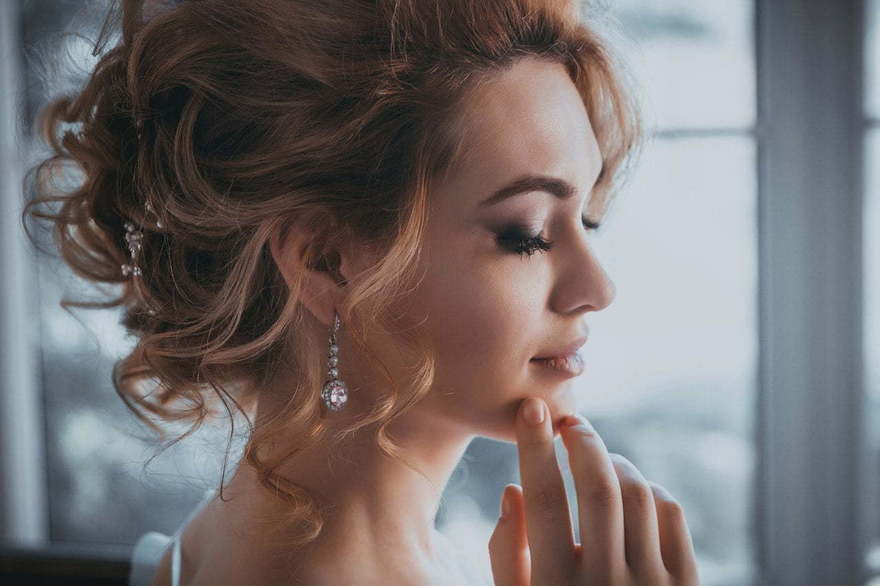 Высокие / Собранные, С аксессуарами / Цветами / Фатой, Локоны / Локоны на один бок от Свадебный стилист Simonova Anna 5