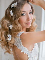 Волны, Распущенные, С аксессуарами / Цветами / Фатой от Салон красоты Архитектура Стиля 1