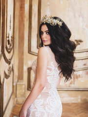 Локоны / Локоны на один бок, Распущенные, С аксессуарами / Цветами / Фатой от Салон красоты Архитектура Стиля 1