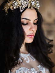 Локоны / Локоны на один бок, Распущенные, С аксессуарами / Цветами / Фатой от Салон красоты Архитектура Стиля 1