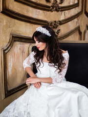 Локоны / Локоны на один бок, Распущенные, С аксессуарами / Цветами / Фатой от Салон красоты Архитектура Стиля 2