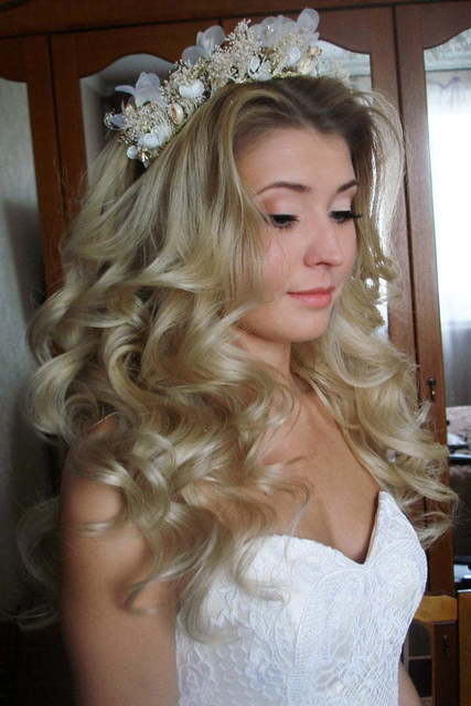 Распущенные, Локоны / Локоны на один бок от Свадебный стилист Виктория Брайт 2