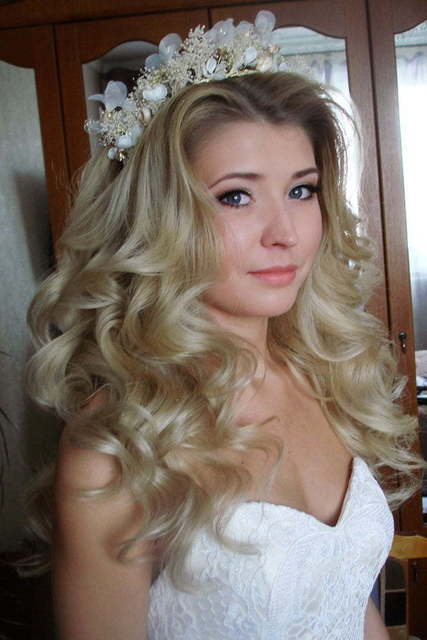 Распущенные, Локоны / Локоны на один бок от Свадебный стилист Виктория Брайт 3