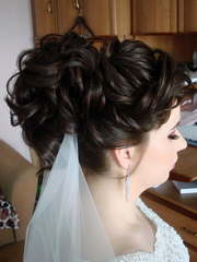 Высокие / Собранные, С аксессуарами / Цветами / Фатой от Свадебный стилист Виктория Брайт 1