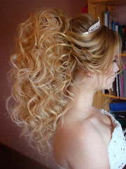 В греческом стиле, Высокие / Собранные, Локоны / Локоны на один бок, С аксессуарами / Цветами / Фатой от Свадебный стилист Виктория Брайт 1