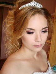 В греческом стиле, Высокие / Собранные, Локоны / Локоны на один бок, С аксессуарами / Цветами / Фатой от Свадебный стилист Виктория Брайт 2