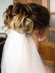 Высокие / Собранные, Пучок, С аксессуарами / Цветами / Фатой от Свадебный стилист Виктория Брайт 2