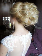 В греческом стиле, Высокие / Собранные, Пучок, С аксессуарами / Цветами / Фатой от Свадебный стилист Виктория Брайт 1