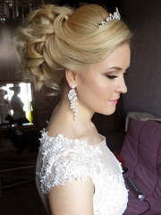 В греческом стиле, Высокие / Собранные, Пучок, С аксессуарами / Цветами / Фатой от Свадебный стилист Виктория Брайт 2
