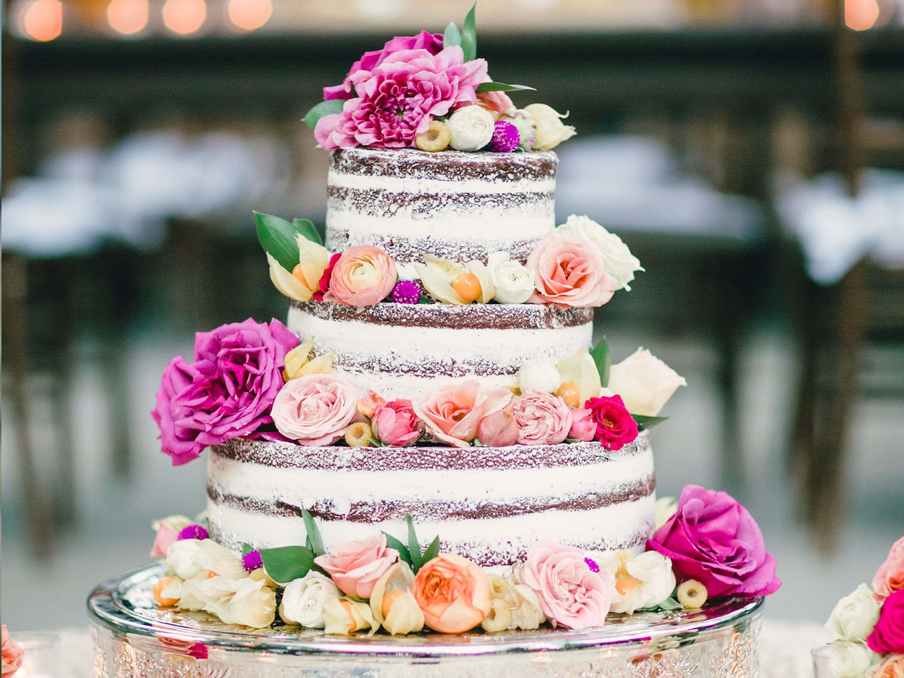 Над воротами занялась красивее торты. Красивые торты. Красивые Свадебные торты. Шикарный свадебный торт. Красивые торты с цветами.