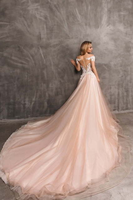 Свадебное платье Karly. Силуэт А-силуэт. Цвет Айвори / Капучино, Персик / Оранжевый, оттенки Розового. Вид 2