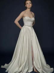 Свадебное платье Valkona. Силуэт А-силуэт. Цвет Белый / Молочный, Айвори / Капучино. Вид 1