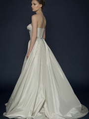 Свадебное платье Valkona. Силуэт А-силуэт. Цвет Белый / Молочный, Айвори / Капучино. Вид 2