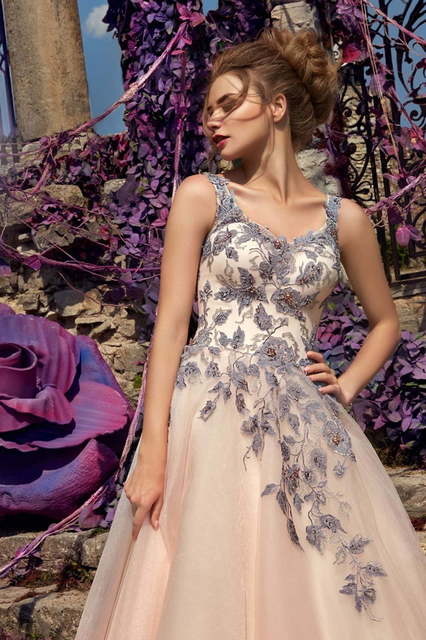 Свадебное платье Marilyn. Силуэт А-силуэт, Прямое. Цвет Лавандовый / Фиолетовый, Пепельный / Металлик, оттенки Розового. Вид 3